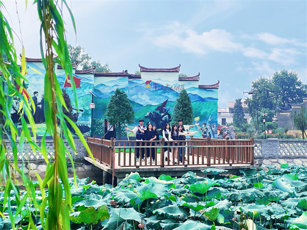 【中國(guó)教育在線(xiàn)】將家門(mén)口的“紅色地標(biāo)”變成心頭的“紅色課堂”——江西工商職業(yè)技術(shù)學(xué)院赴樟樹(shù)開(kāi)展紅色走讀活動(dòng)